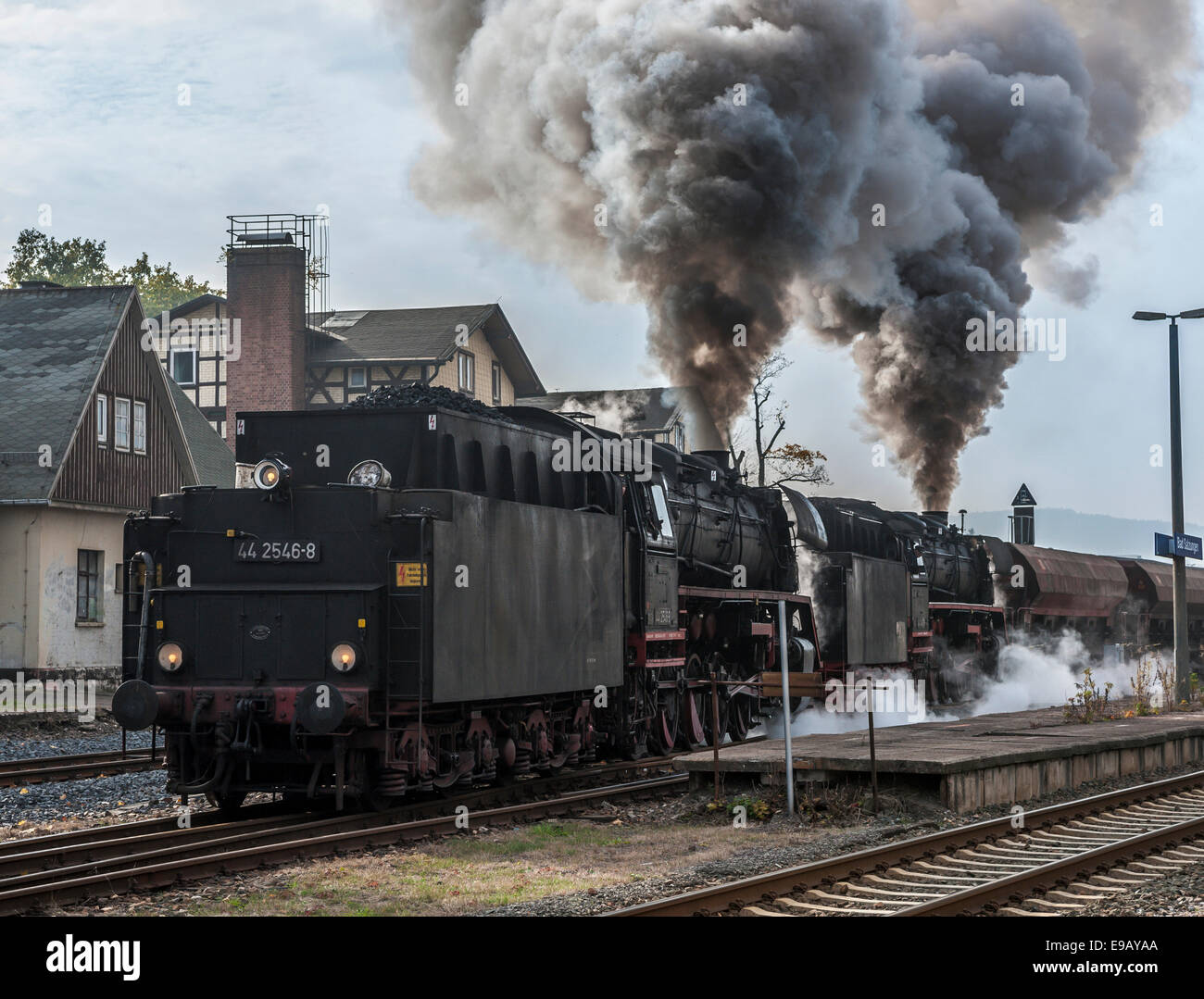 Locomotive à vapeur, la catégorie 44 de la Deutsche Reichsbahn, construite en 1941, avec les wagons de fret sur un voyage nostalgique, appartenant à la Banque D'Images