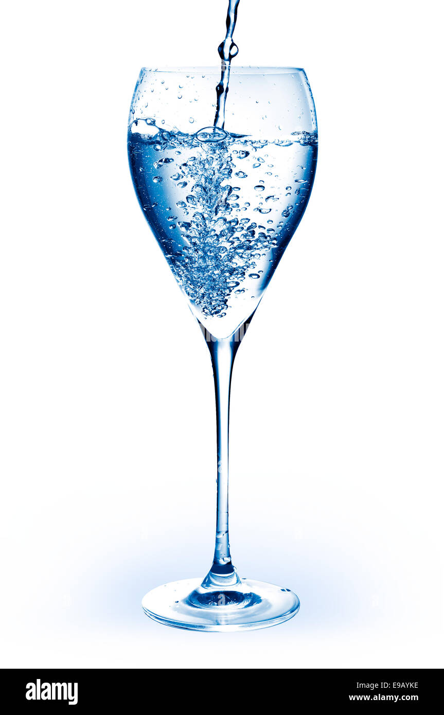 Le verre avec de l'eau fraîche isolated over white Banque D'Images