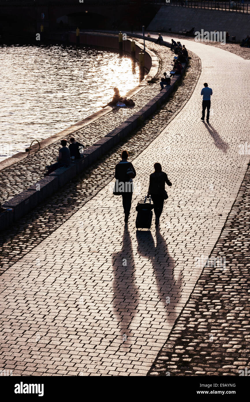 Les passants dans la lumière du soir, promenade Riverside par la rivière Spree, Berlin, Allemagne Banque D'Images