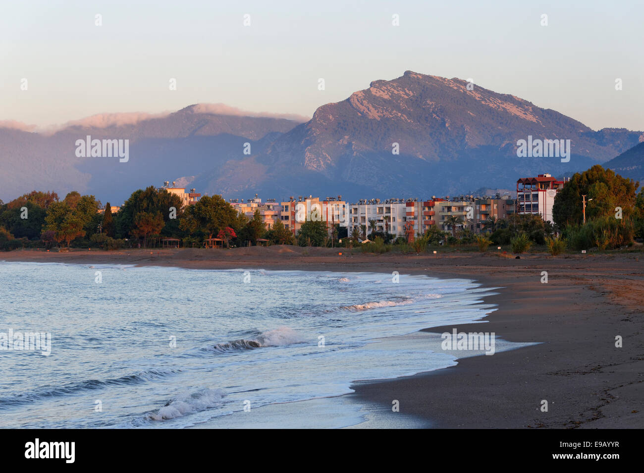 Tôt le matin sur la plage avec Iskele district, Anamur, Province de Mersin, Riviera turque, Turquie Banque D'Images