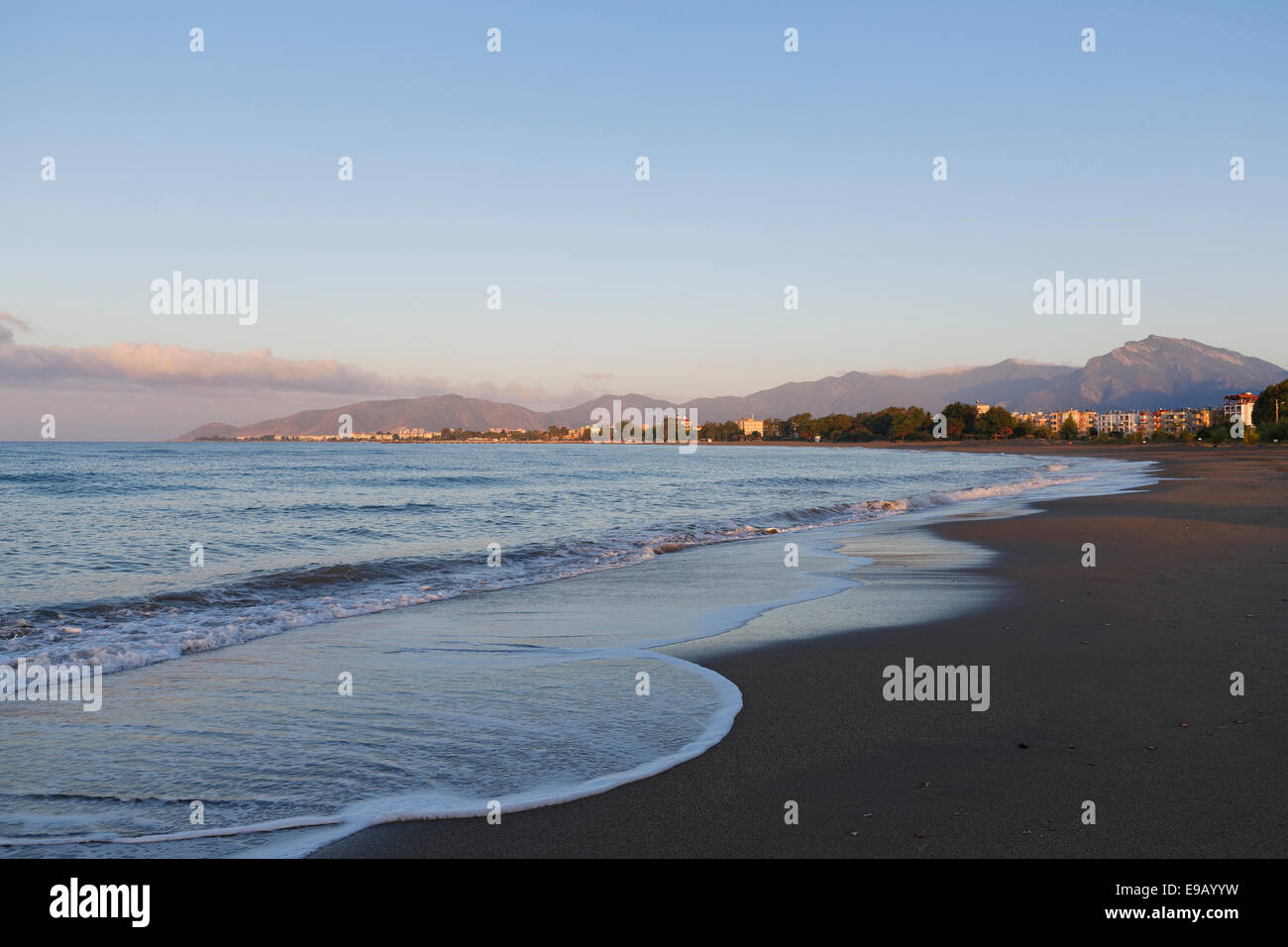 Tôt le matin sur la plage avec Iskele district, Anamur, Province de Mersin, Riviera turque, Turquie Banque D'Images