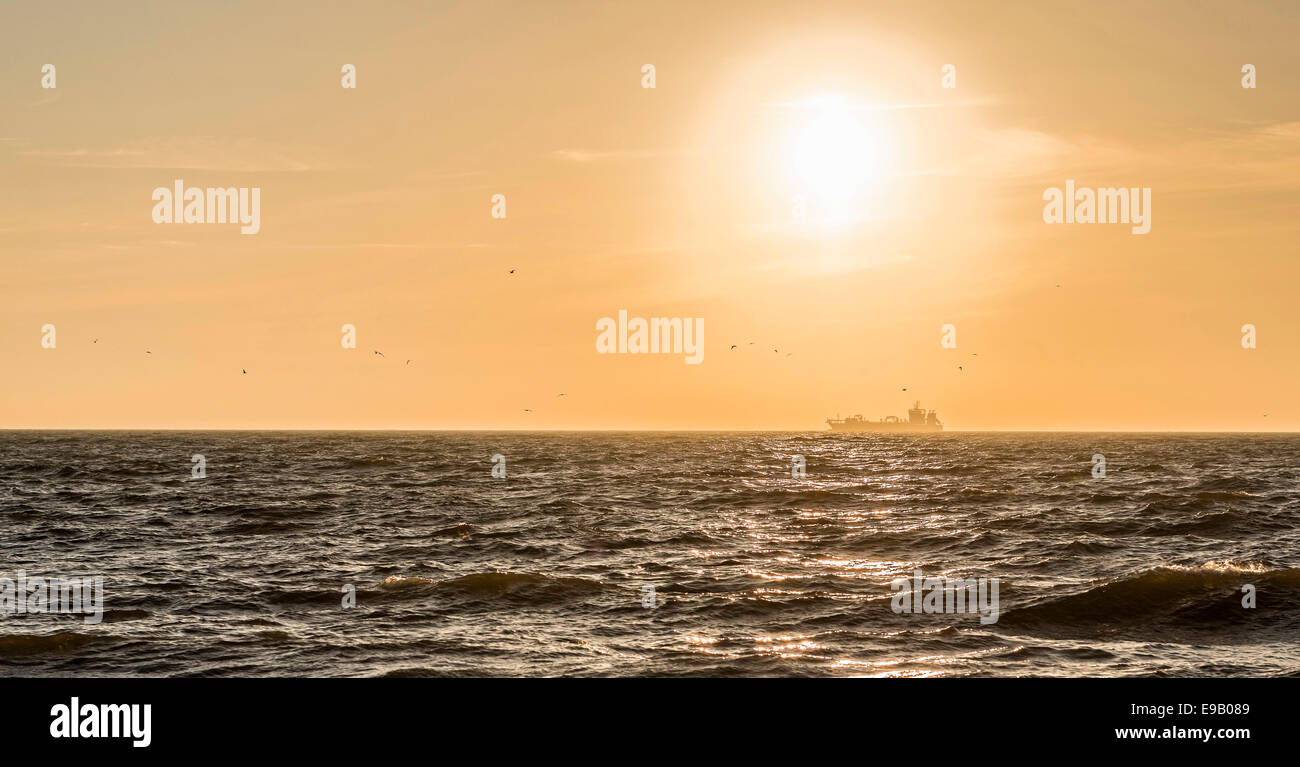 Coucher de soleil sur la mer au large de ​​Sylt, Schleswig-Holstein, Allemagne Banque D'Images