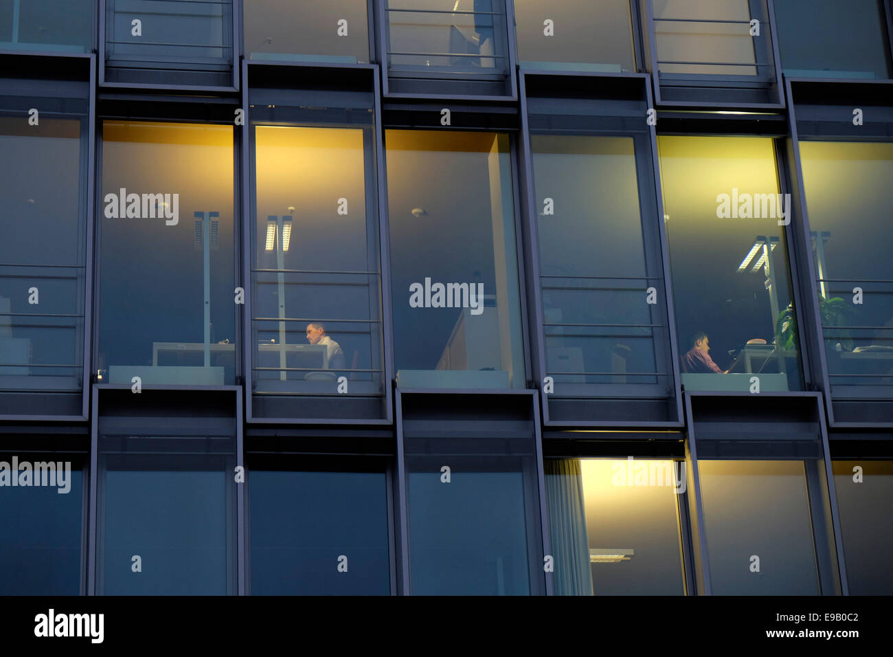 Les employés de bureau à un bureau derrière une façade en verre moderne, Rheinauhafen, Cologne, Rhénanie du Nord-Westphalie, Allemagne Banque D'Images