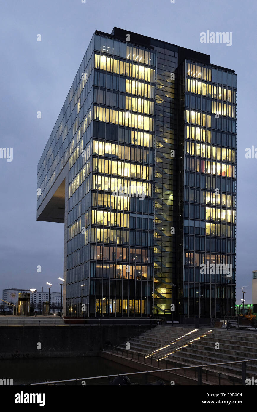 Immeuble de bureaux lumineux Kranhaus Süd au crépuscule, Rheinauhafen, Cologne, Rhénanie du Nord-Westphalie, Allemagne Banque D'Images