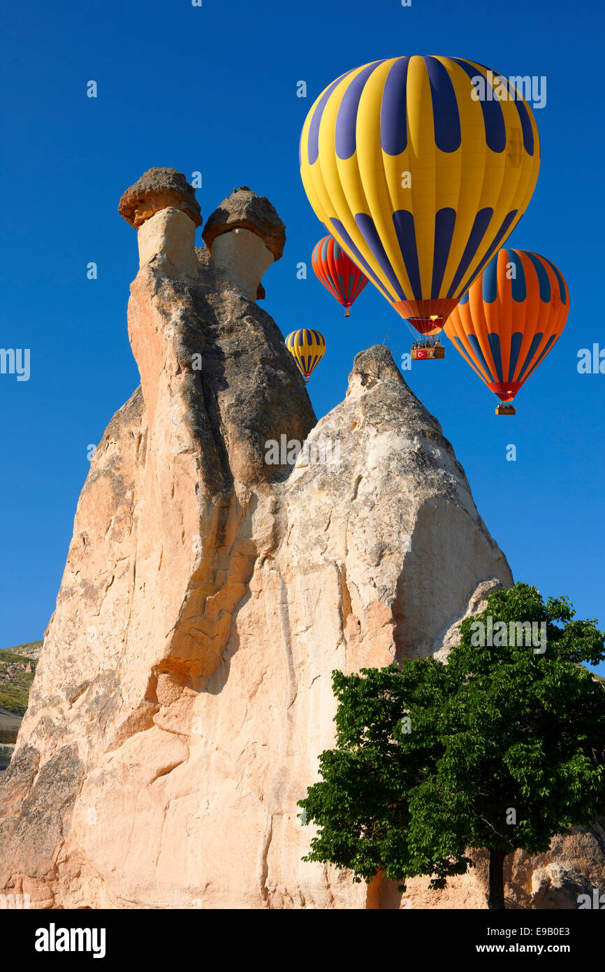 Ballons à air chaud et de cheminées de fées, près de Zelve, Cappadoce, Turquie Banque D'Images