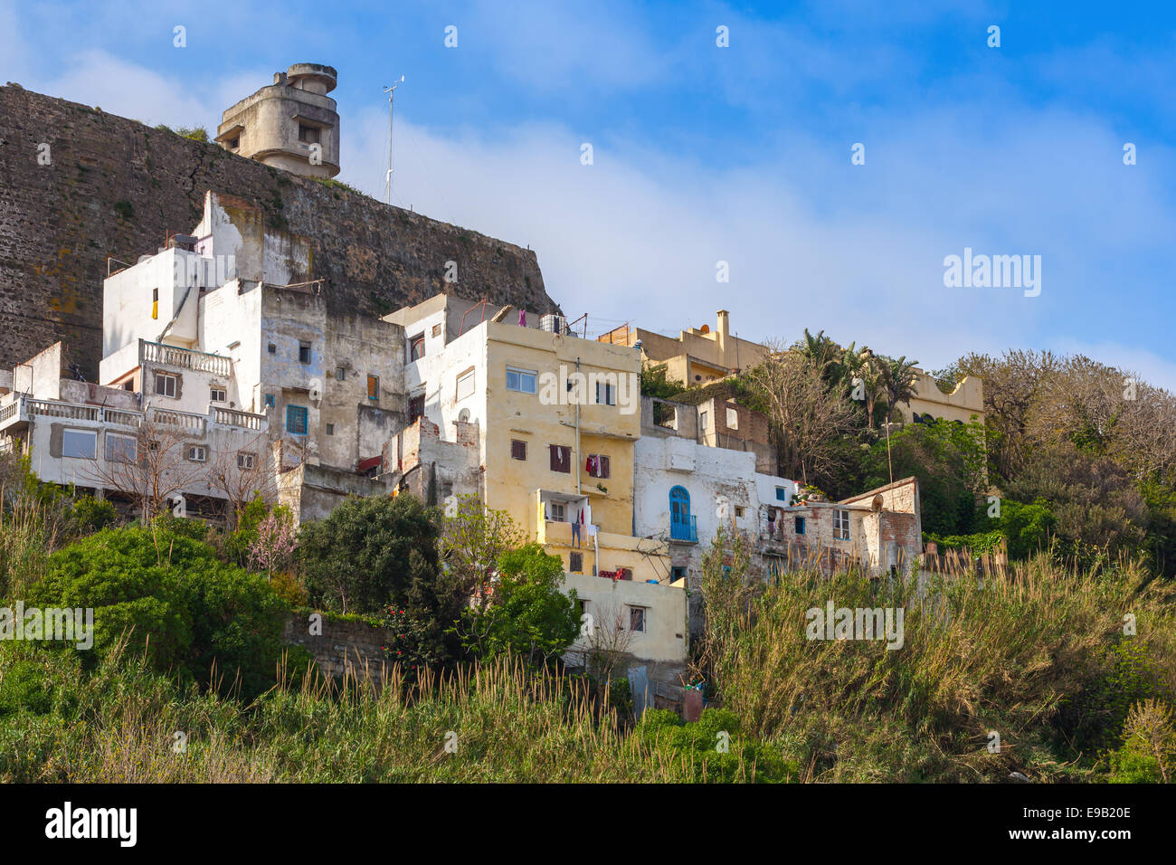 Medina de Tanger, Maroc. Vieille vie colorée maisons et tour d'observation abandonnés Banque D'Images