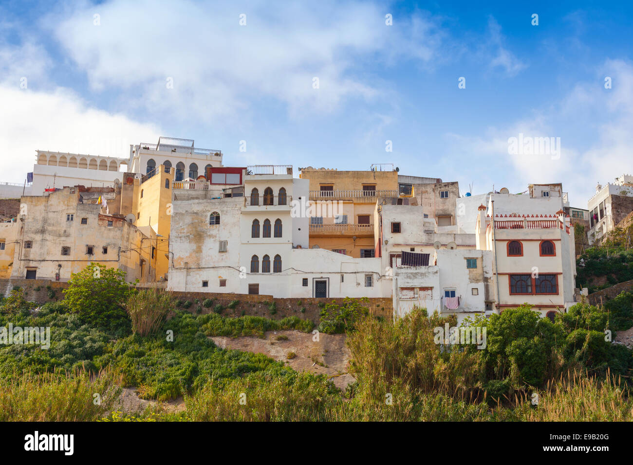 Medina de Tanger, Maroc. Vieux maisons colorés vivant dans une zone pauvre de la ville Banque D'Images
