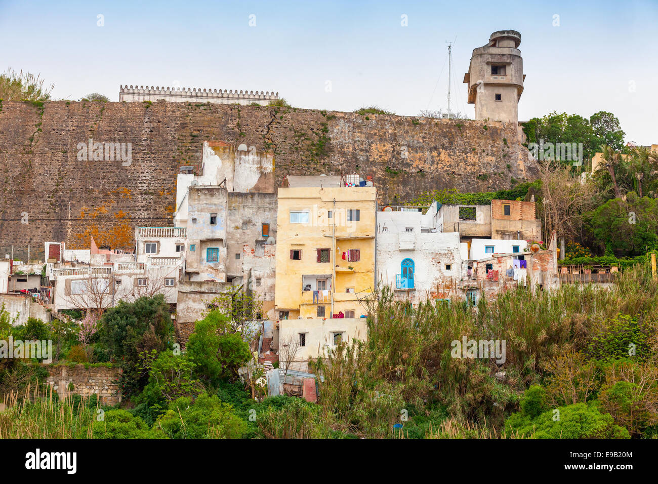 Medina de Tanger, Maroc. Vivre vieux maisons et tour d'observation dans une zone pauvre de la ville Banque D'Images