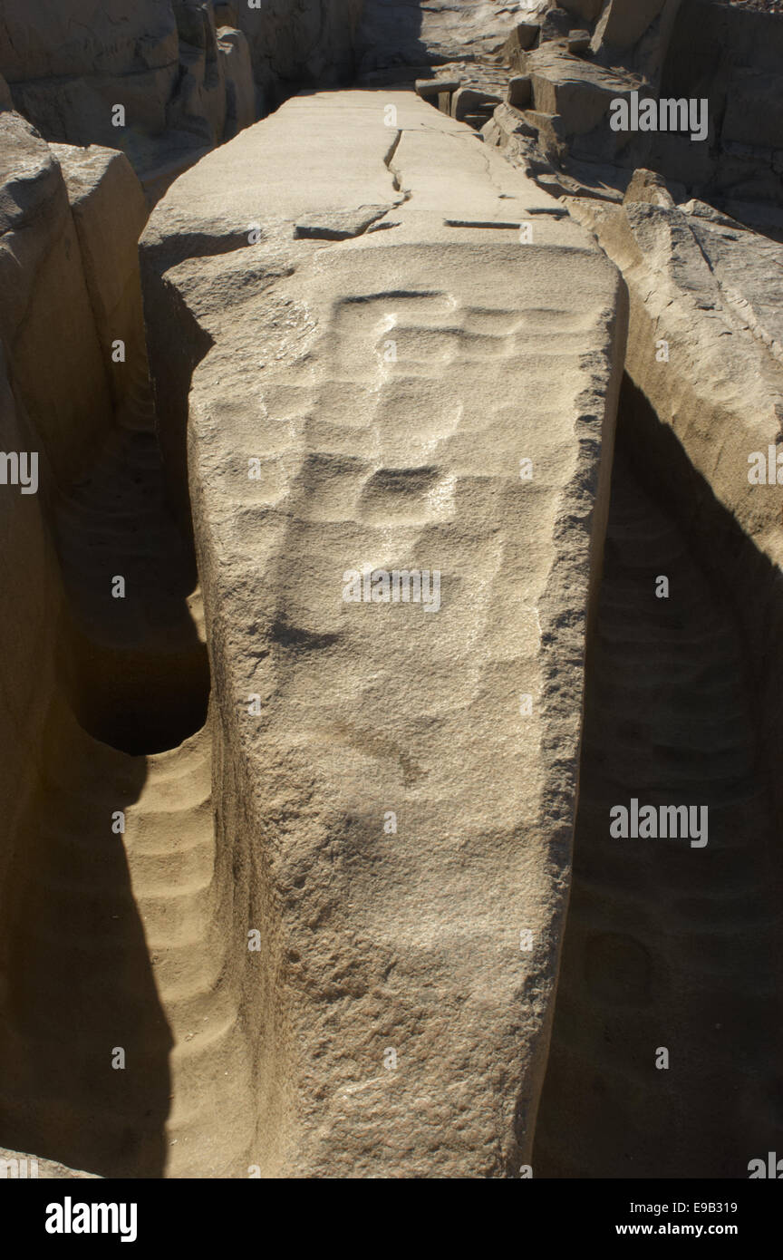L'Égypte. Aswan. L'obélisque inachevé dans une carrière de granit. Banque D'Images