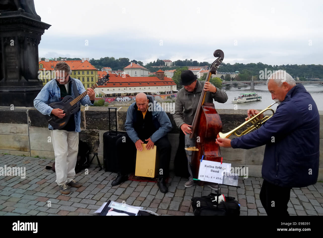 Des musiciens de rue à Prague. Kalbo Karluv Most, le groupe de musique de rue. Banque D'Images