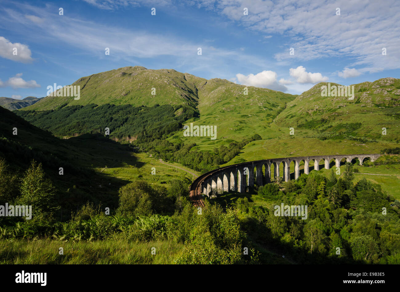 Viaduc de Glenfinnan et montagnes environnantes Banque D'Images