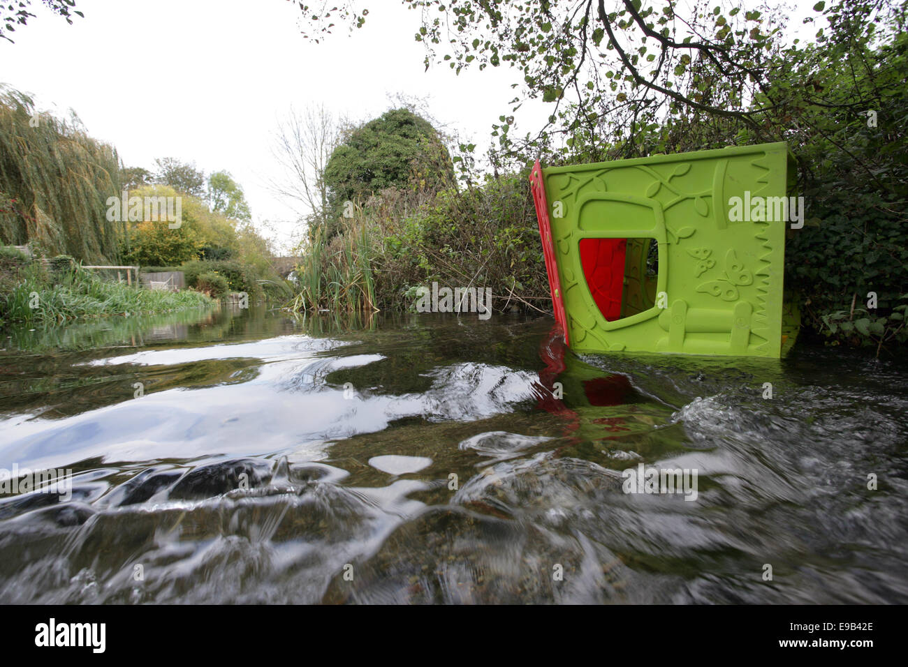 Un enfant de la Croix-Rousse maison qui a été jeté dans une rivière dans la campagne du Wiltshire UK. Banque D'Images