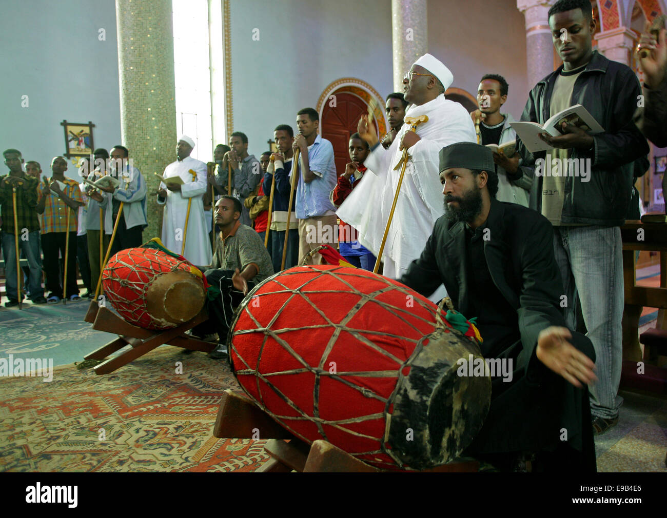 Les prêtres avec des bâtons chanter au cours d'une veillée dans le rite orthodoxe dans la Cathédrale du Saint Sauveur, Adigrat, Ethiopie Banque D'Images