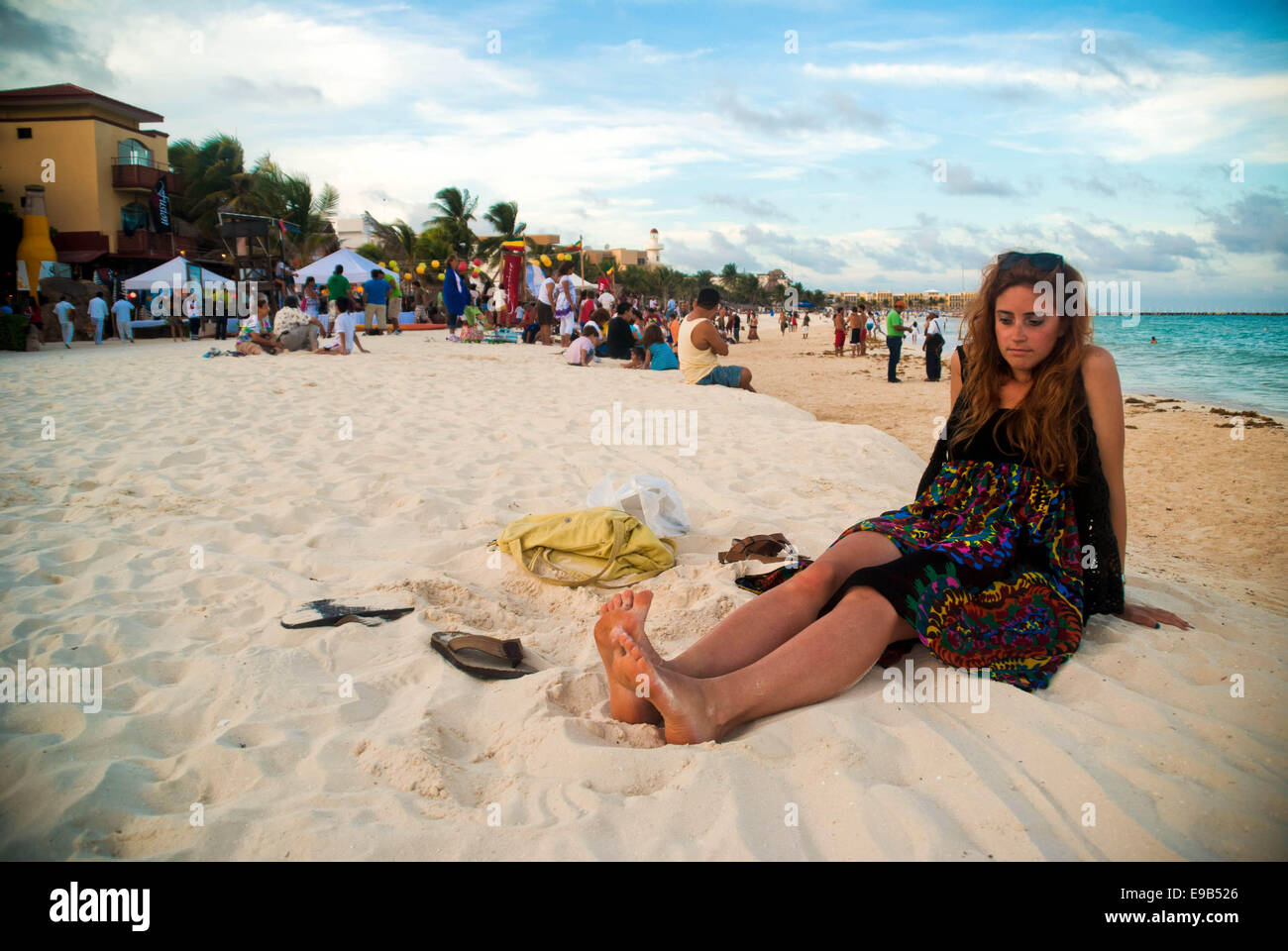 Femme de détente sur une plage à Playa del Carmen, Quintana Roo, Mexique Banque D'Images