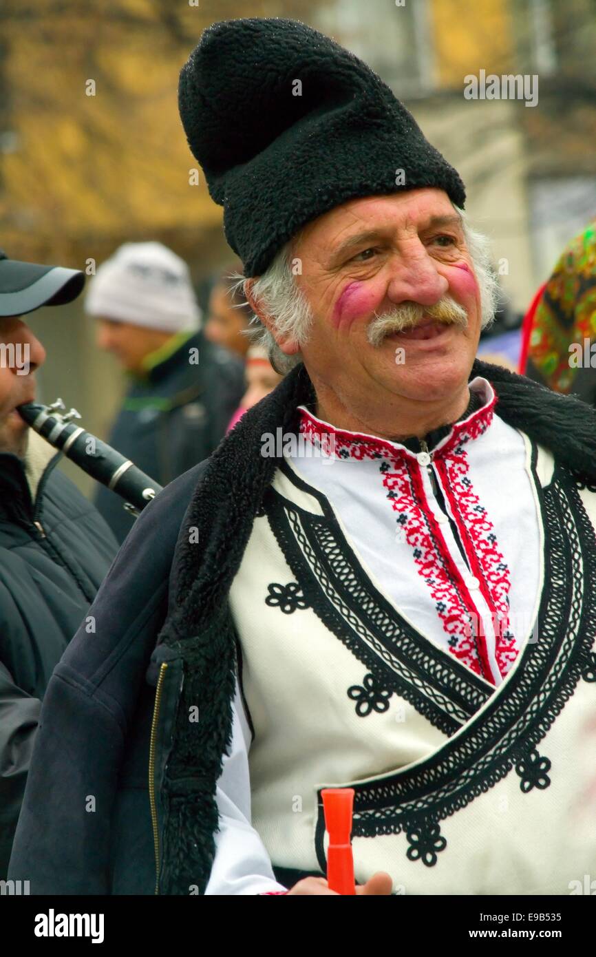 Homme dans un costume traditionnel au Kukeri masquerade festival en janvier  dans la région de Pernik, Bulgarie Photo Stock - Alamy