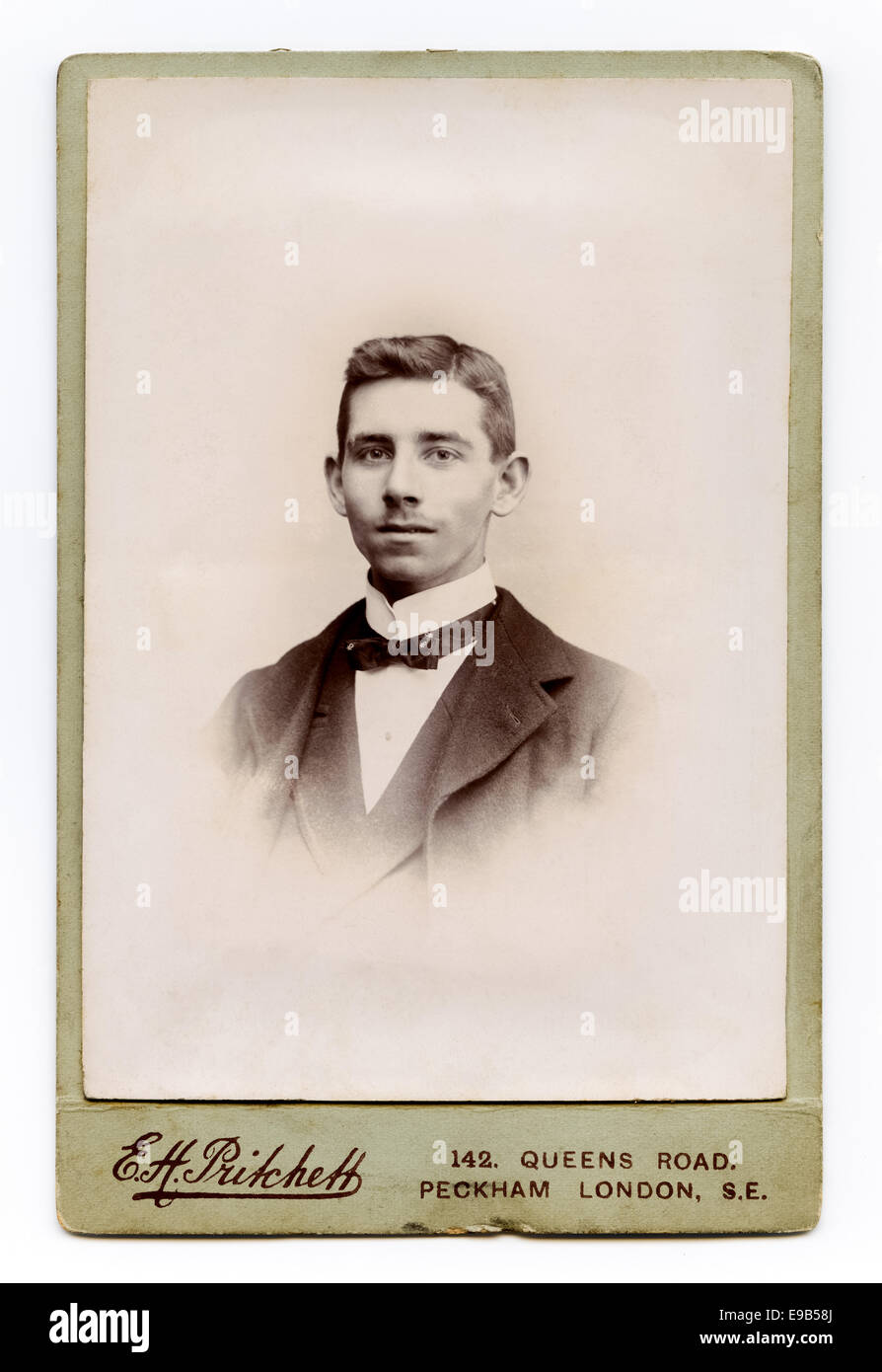 Carte Cabinet victorien studio portrait de jeune homme de l'E H Pritchett studio. Prises autour de 1880 Banque D'Images