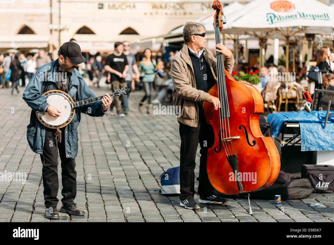 Les chansons de jazz musicien ambulant de rue sur la place de la vieille ville de Prague. Arts de la forme juridique est de gagner de l'argent sur les rues de Prague. Banque D'Images