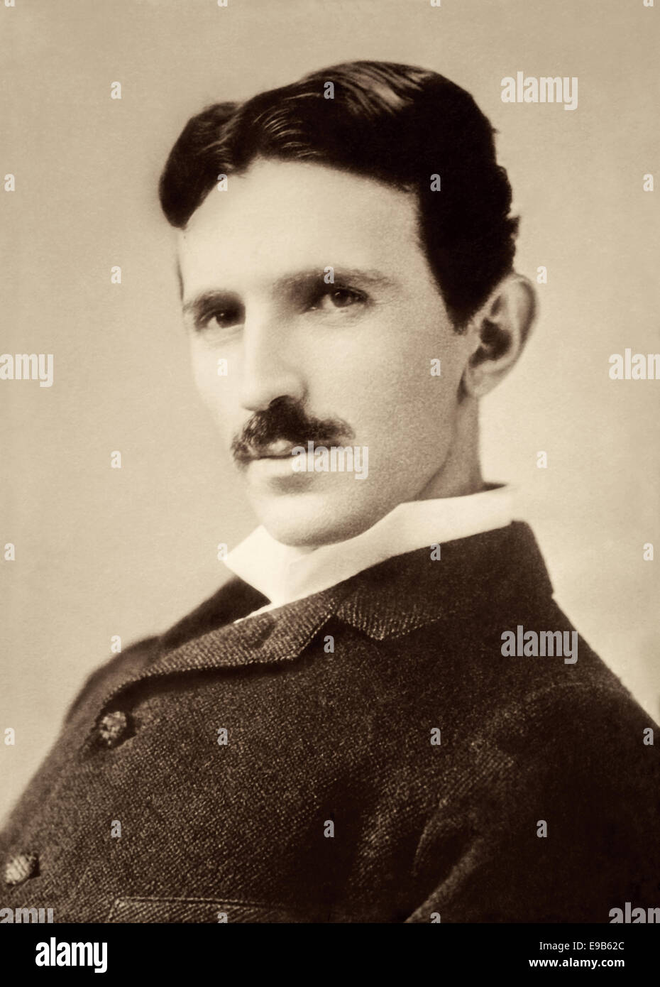 1890 Portrait de Nikola Tesla (l'âge de 34 ans), le serbe l'inventeur américain, ingénieur électricien, ingénieur mécanicien, et futuriste. Banque D'Images
