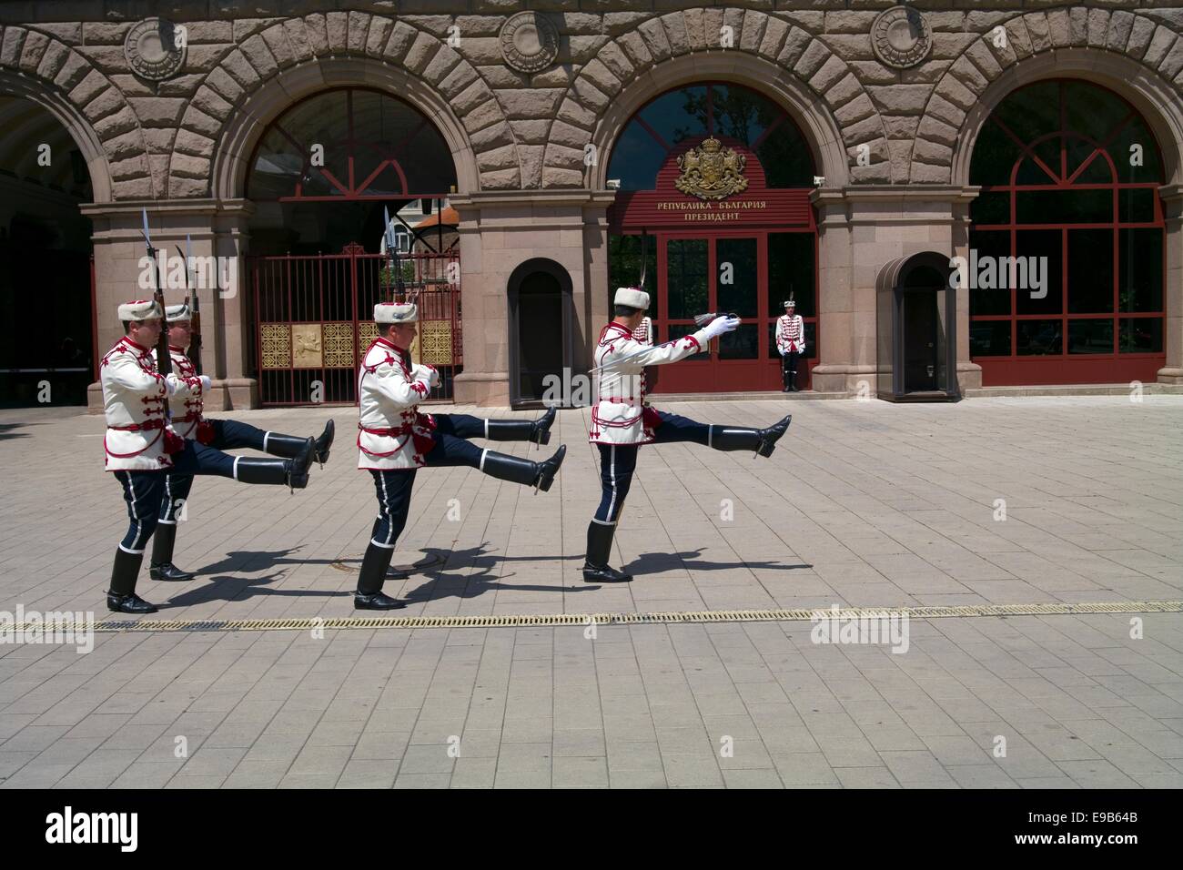 Goosestepping l'évolution des soldats de la garde présidentielle à Sofia, Bulgarie Banque D'Images