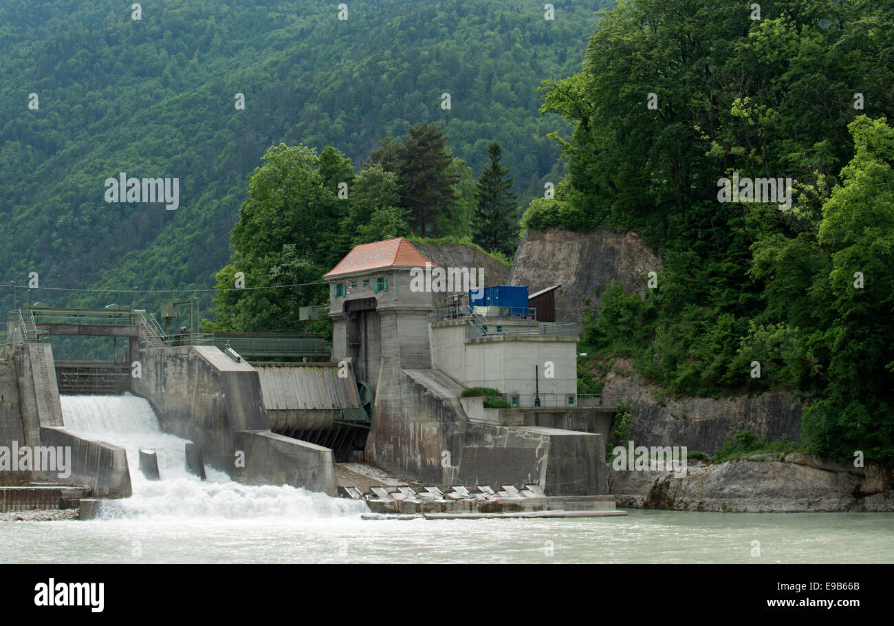 Station d'énergie hydroélectrique détenue et dirigée par DB Energie (partie de chemins de fer allemands), rivière Saalach, Bavière, Allemagne. Banque D'Images