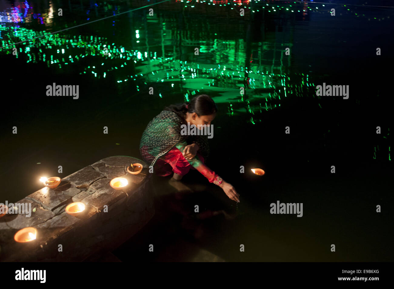 Dhaka, Bangladesh. 23 Oct, 2014. Diwali également connu sous le nom de Deepavali et la ''fête des lumières'', est une ancienne fête hindoue. Diwali, marque le retour du Dieu éternel Ram après la défaite du roi démon Ravana symbolise et prendre les gens des ténèbres à la lumière et la victoire du bien sur le mal. Zakir Hossain Chowdhury Crédit : Fil/ZUMA/Alamy Live News Banque D'Images