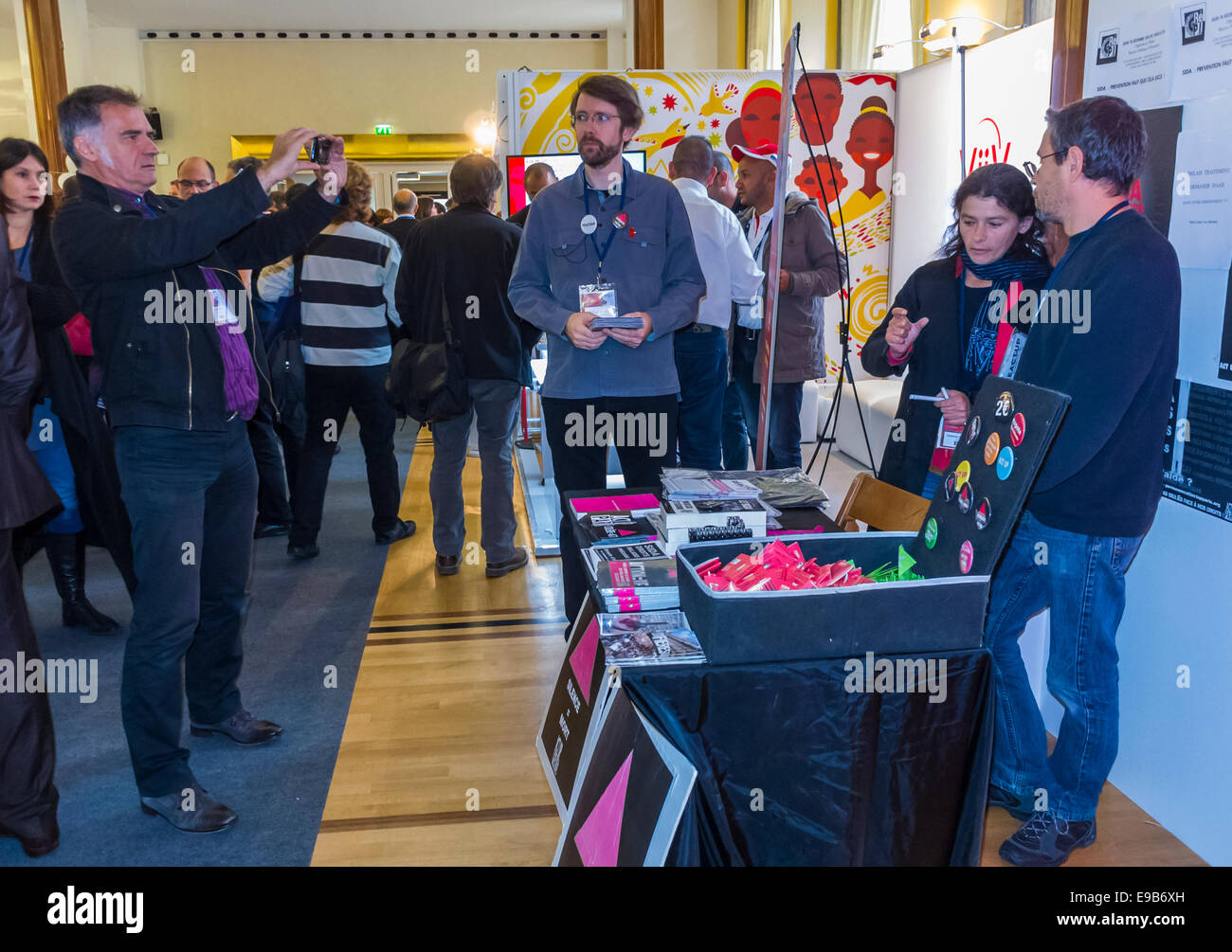 Paris, France. Salon médical, Convention de SFLS, Société française de lutte contre le SIDA, N.G.O. et sociétés pharmaceutiques. (Guy prenant des photos) travailleurs communautaires travailleurs lgbt Banque D'Images