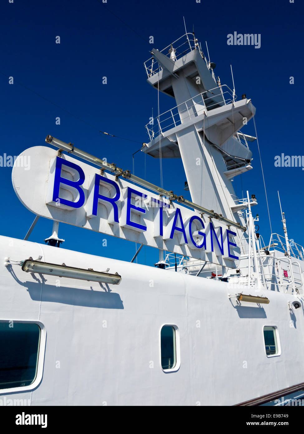 Mât et plate-forme supérieure de la MV Bretagne un passager transmanche ferry exploité par Brittany Ferries construit en 1989 Banque D'Images