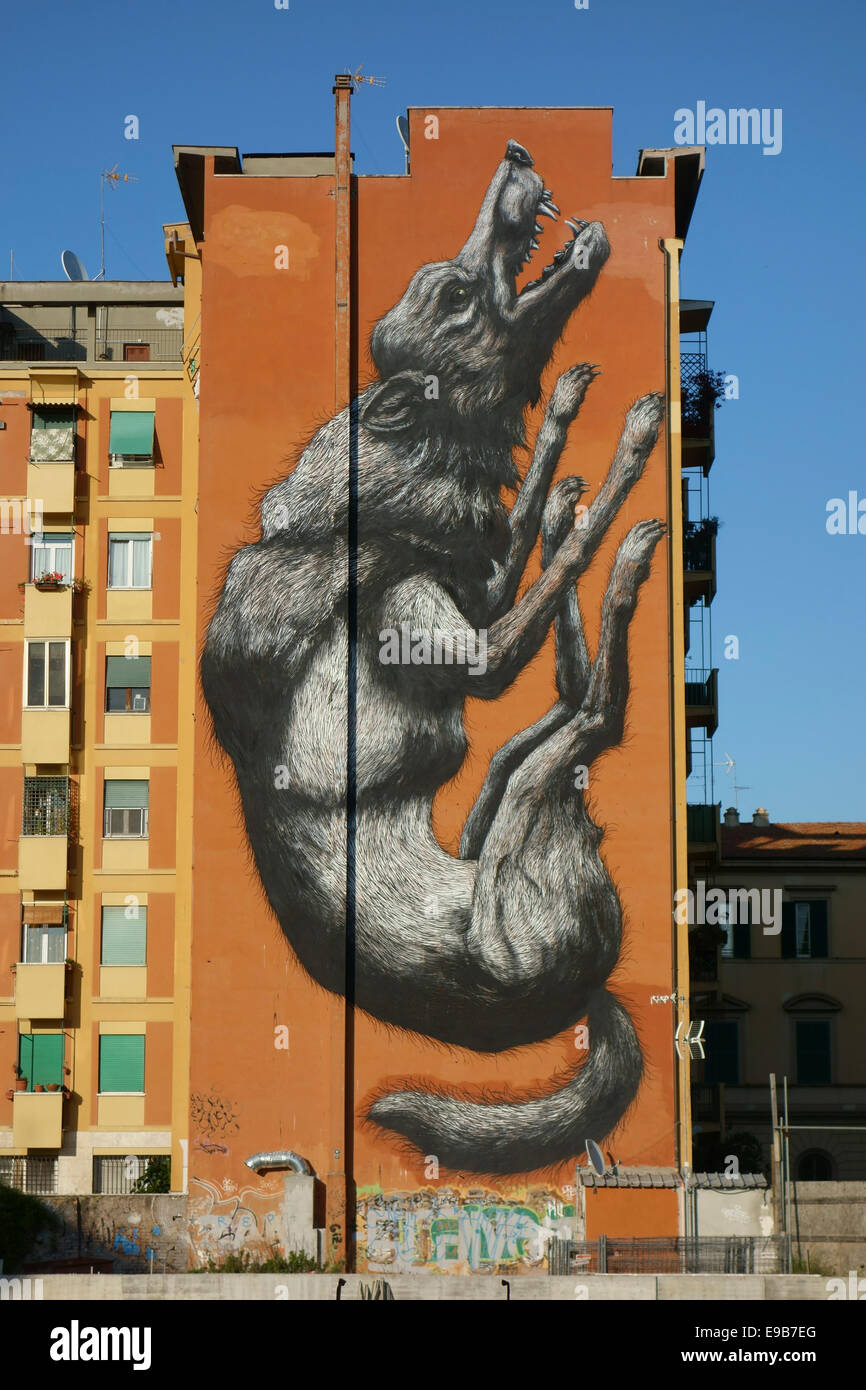 Rome. L'Italie. Saut 'Wolf' par l'artiste graffiti belge Roa sur le côté d'un immeuble à Testaccio. Banque D'Images