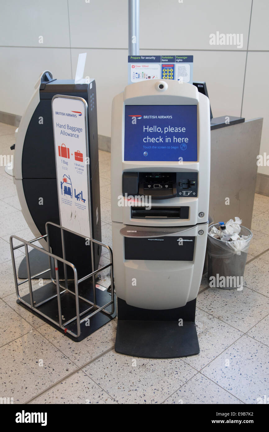 British Airways l'auto check-in à l'aéroport de Gatwick, Londres. Banque D'Images