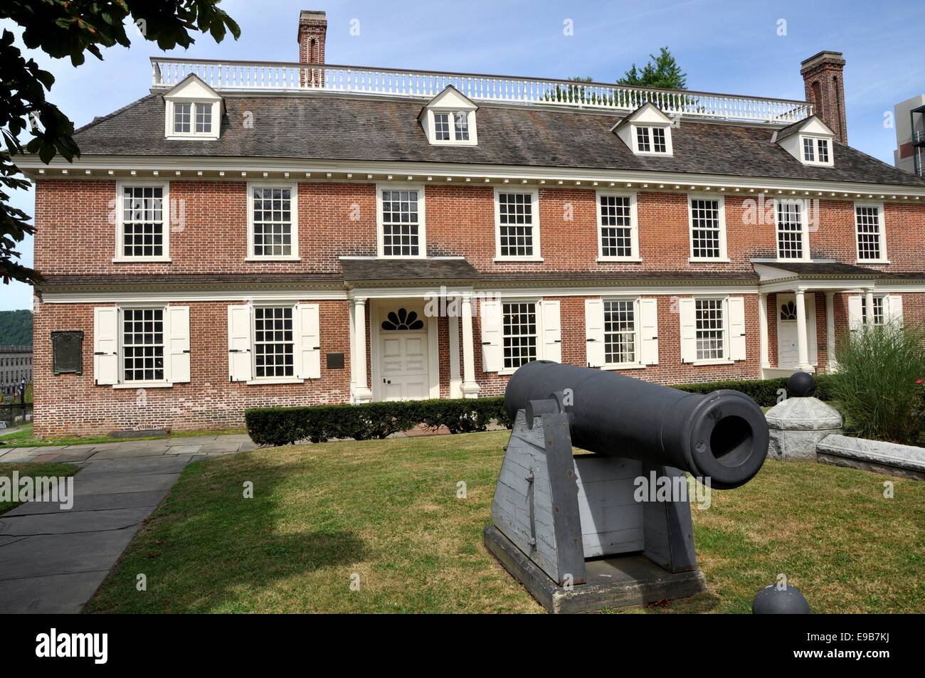 YONKERS, NY : une forme allongée du canon du 19ème siècle (1861-1865) Guerre Civile est assis sur le gazon à 1693 Philipse Manor Banque D'Images