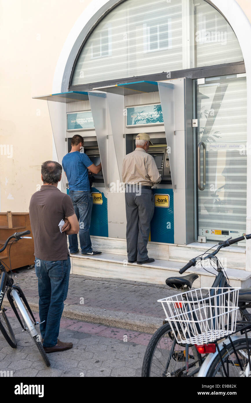 De prestataires de l'argent à un distributeur automatique dans la ville de Kos, île de Kos, Grèce Banque D'Images