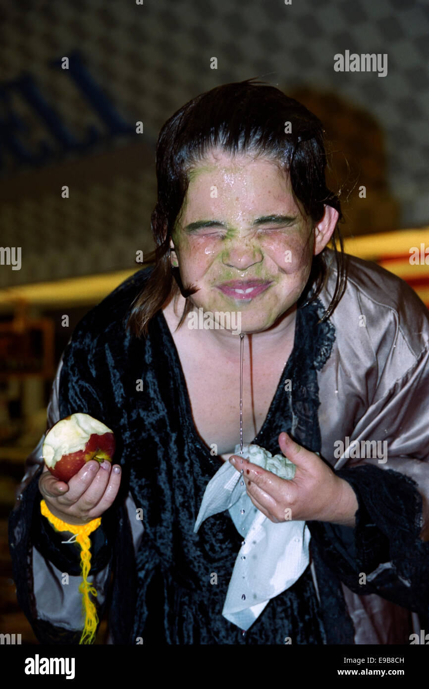 Jeune garçon dansant apple fête le soir de l'halloween sur marthas vineyard usa Banque D'Images