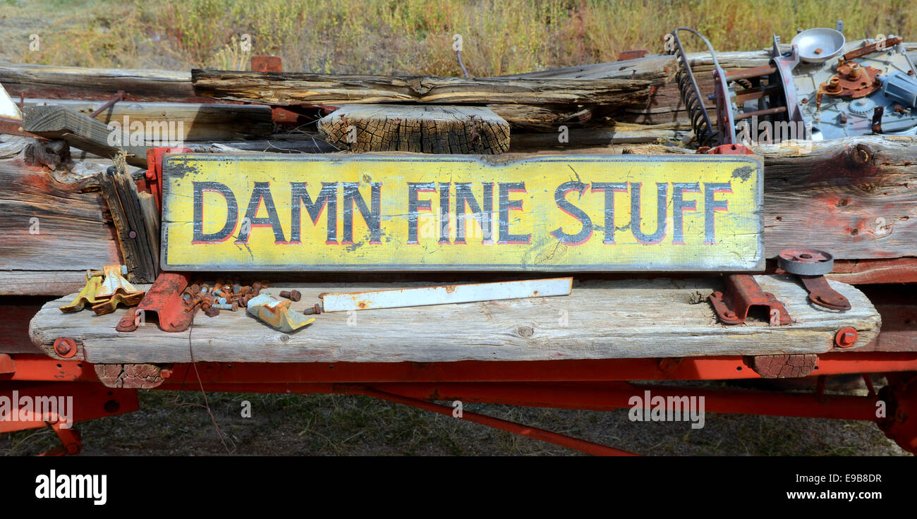 'Damn amende Stuff' sign trouvés dans une cour qui a été la vente d'antiquités et de souvenirs Banque D'Images