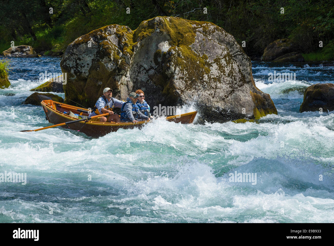 Greg Guide Hatten prend invité sur son bateau dérive en bois par Marten rapides sur la rivière McKenzie, de l'Oregon. Banque D'Images