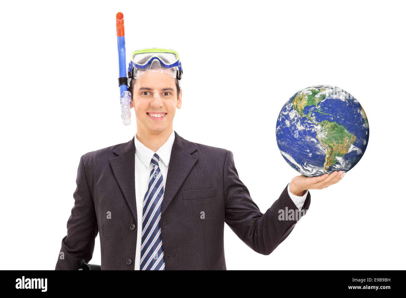 Businessman avec masque de plongée tenant la terre et isolés sur fond blanc, Banque D'Images