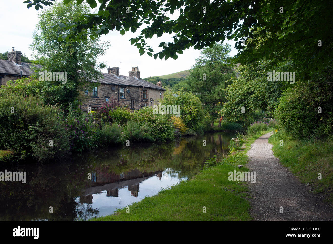 Le petit canal à Huddersfield Dans Greenfield, Lancashire, UK Banque D'Images