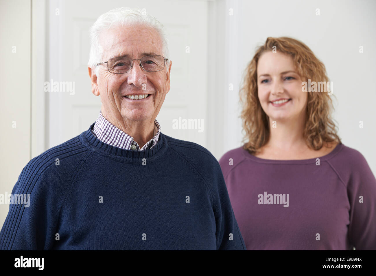 Portrait Of Smiling Senior Man avec sa fille adulte Banque D'Images