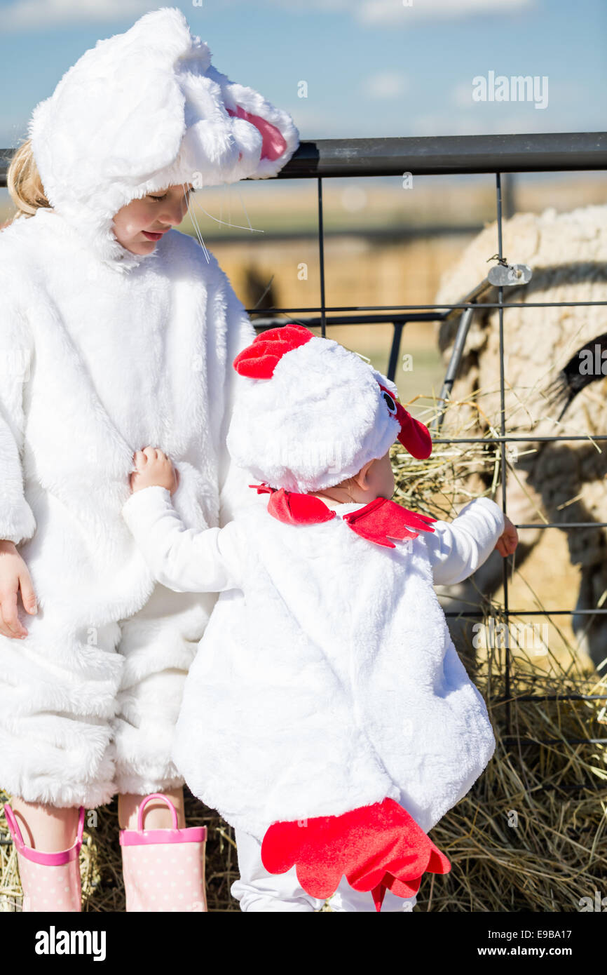 Enfants mignon dans un costume d'Halloween à la ferme pédagogique. Banque D'Images