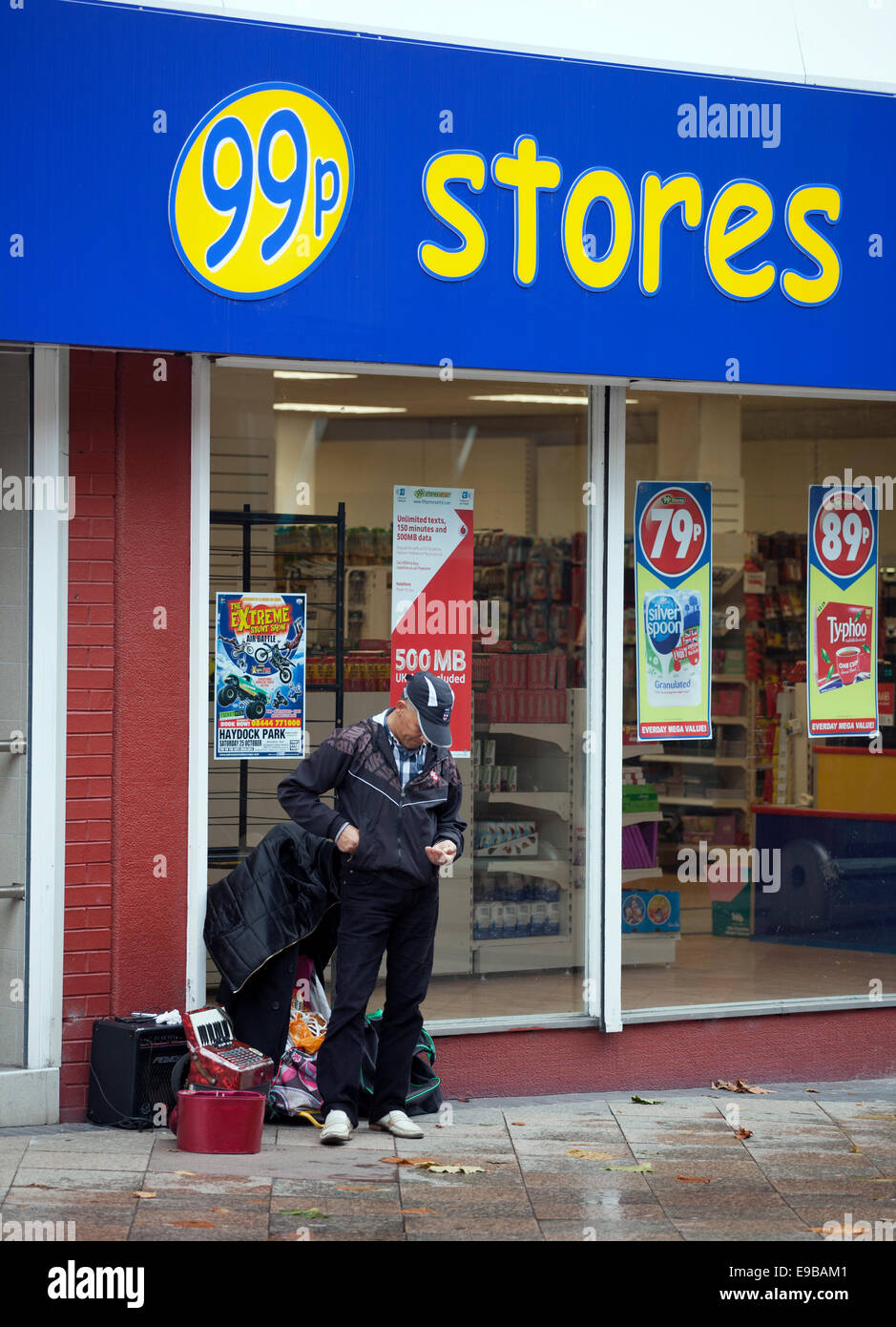 99p Stores extérieur Busker, à Warrington, Cheshire, Royaume-Uni Banque D'Images