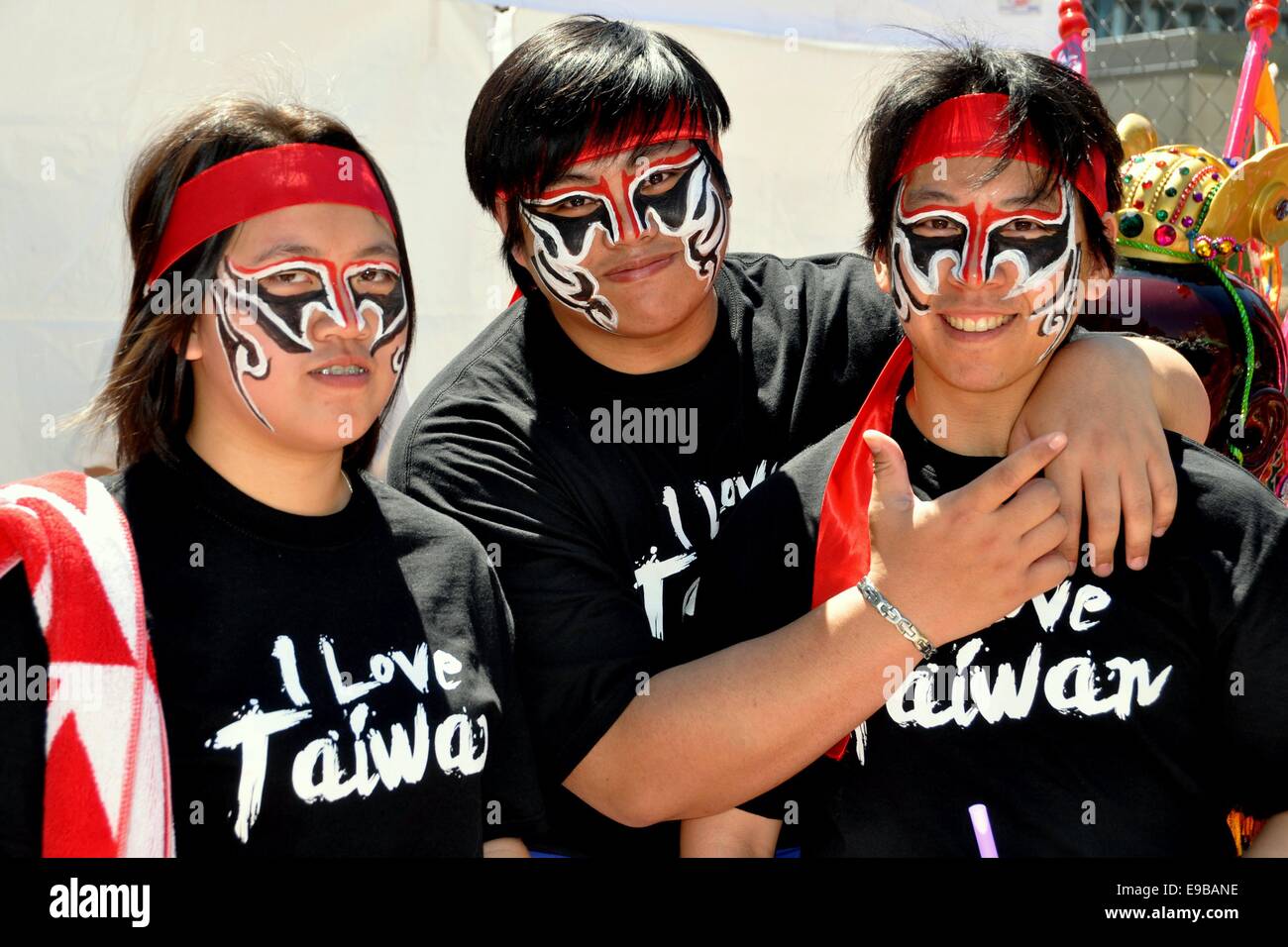 NYC : jeunes batteurs traditionnels chinois avec masques visage peint au passeport pour Taïwan Festival à Union Square Banque D'Images