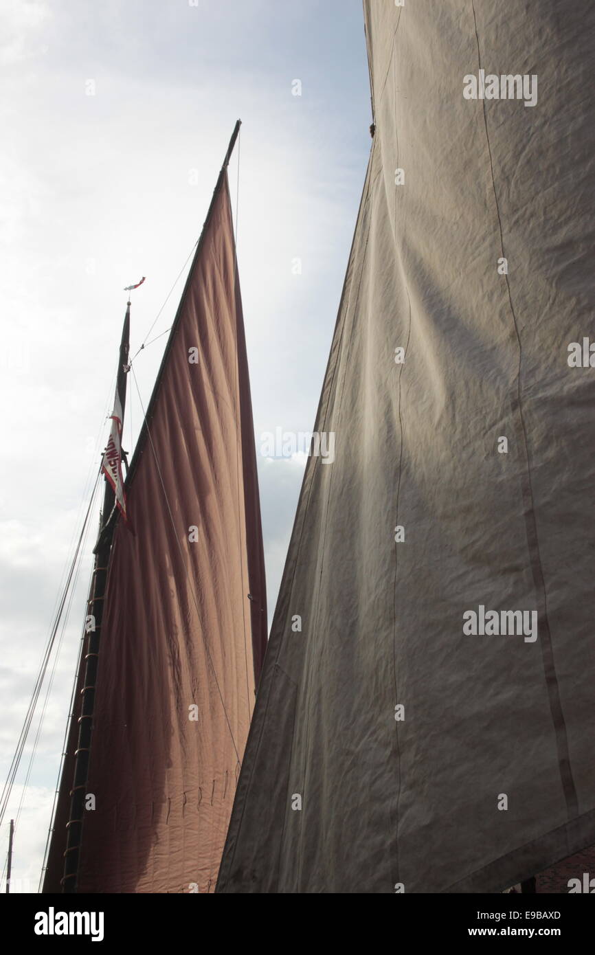 Voiles rouge et blanc en plein soleil avec l'ombre sur le Humber Keel barge à Beverley Beck, East Yorkshire. Banque D'Images