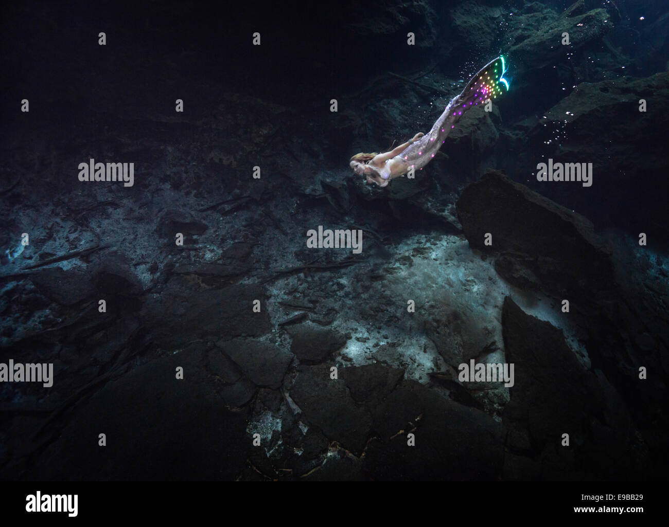 Sirène avec un Fluke natation dans les eaux de la péninsule du Yucatan, cénote, KuKulKan QRoo, Mexique Banque D'Images