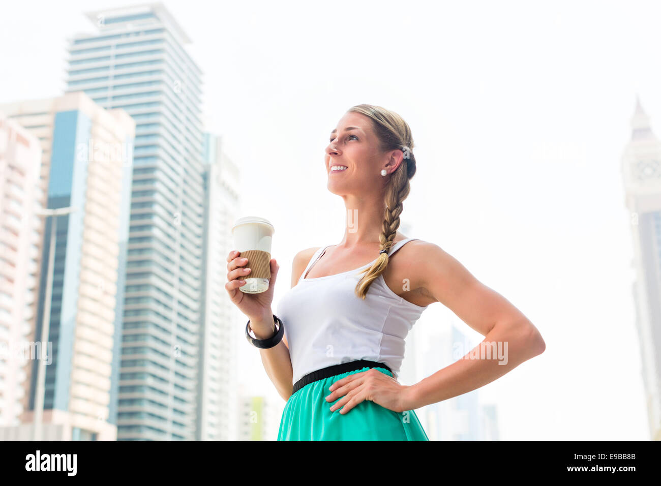 Jeune femme à boire le café dans l'agglomération de la ville Dubai Banque D'Images