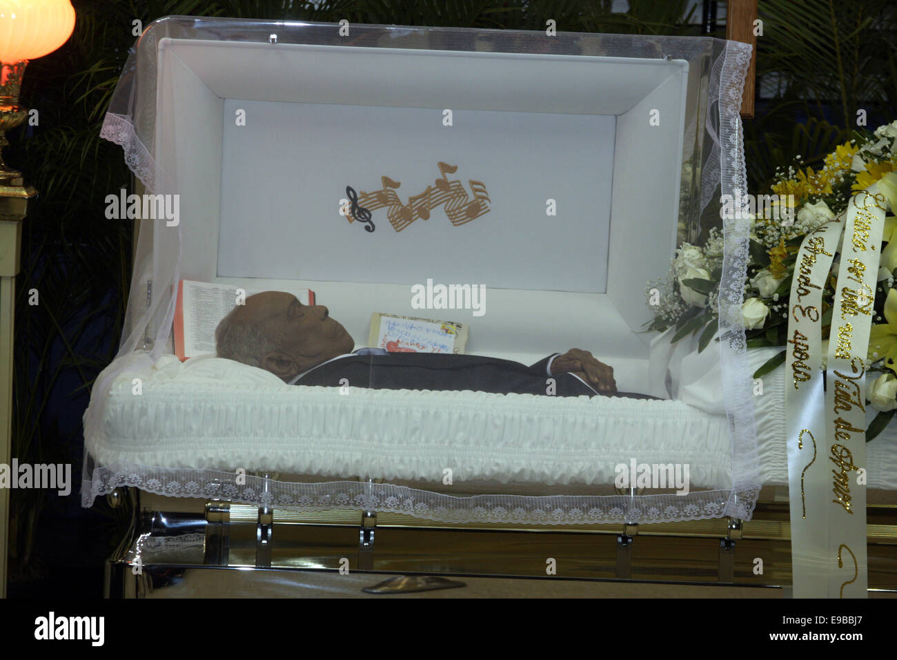 Whitney Houston Dans Son Cercueil Ouvert Cercueil ouvert Banque de photographies et d'images à haute résolution -  Alamy