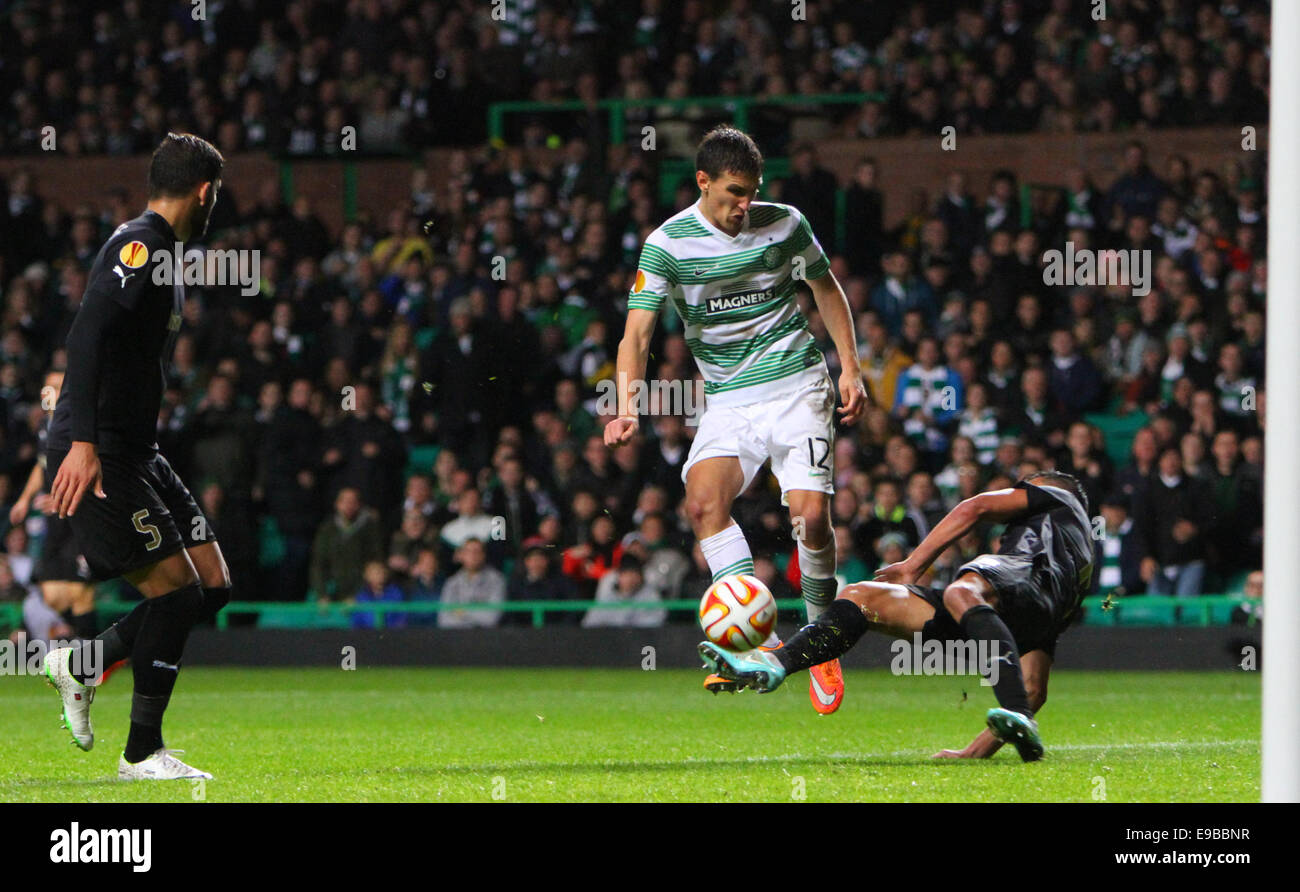 Glasgow, Ecosse. 23 Oct, 2014. L'UEFA Europa League. Celtic contre Astra Giurgiu. Stefan Scepovic est pris à la fin de la case Crédit : Action Plus Sports/Alamy Live News Banque D'Images
