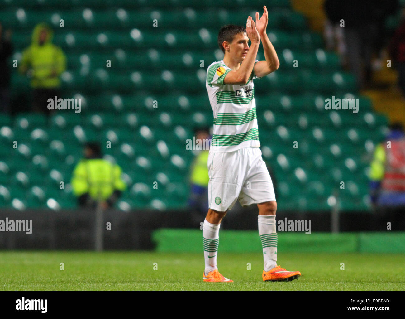 Glasgow, Ecosse. 23 Oct, 2014. L'UEFA Europa League. Celtic contre Astra Giurgiu. Stefan Scepovic applaudit le Celtic fans après la victoire 2-1 : Action Crédit Plus Sport/Alamy Live News Banque D'Images
