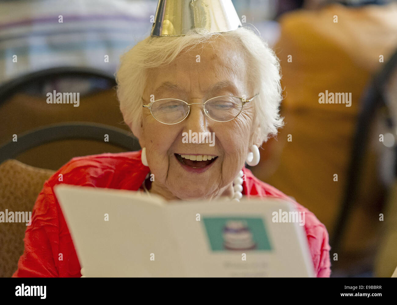 Santa Barbara, CA, USA. 23 Oct, 2014. Un parti pour l'homme âgé de 90 ans et plus -- quelques participants ont été 100 et 101 -- est tenue à l'Carrillo centre de loisirs. L'événement annuel, qui a attiré des dizaines de personnes âgées qui ont apprécié la musique live, le déjeuner et le gâteau d'anniversaire ainsi que de partager les secrets de leur longévité, a été parrainé par la ville Departtment Parcs et Loisirs. Credit : PJ Heller/ZUMA/Alamy Fil Live News Banque D'Images
