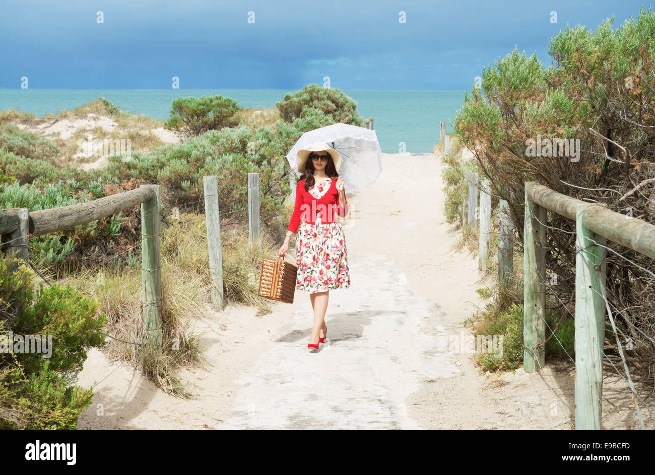 Belle Dame traveler en rouge et le style rétro sur la plage Banque D'Images