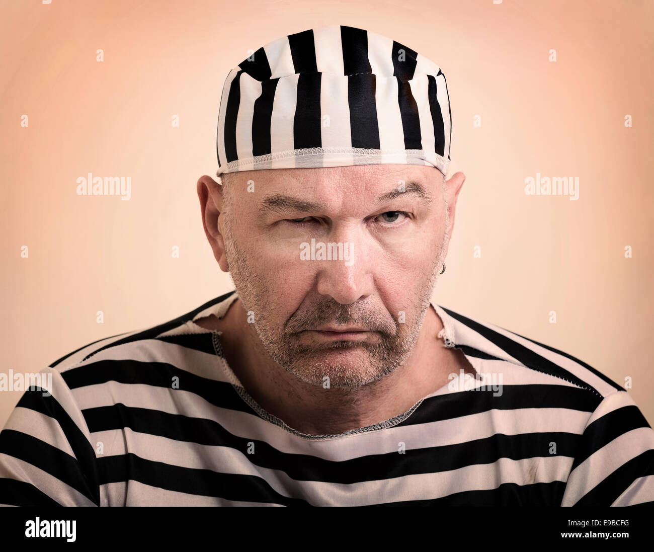 Portrait d'un homme détenu en prison garb Banque D'Images