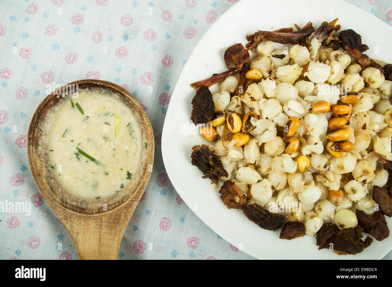 Maïs hominy et écrous grillés traditionnels cuisine équatorienne Banque D'Images
